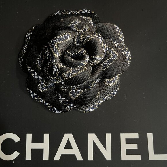 HERMES CHANEL LOUIS VUITTON Bags Boxes Camillas Ribbon  - Luxury Designer Decor - Picture 8 of 8